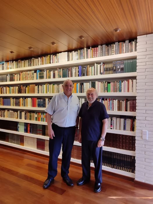 Ricardo Rodrigo, presidente de RBA, en una biblioteca, en la fotografía compartida por Plural editores